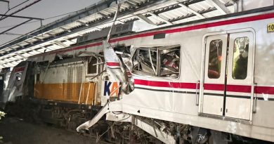 [BREAKING NEWS] Argo Bromo Anggrek Tabrakan dengan Commuter Line di Bekasi Timur