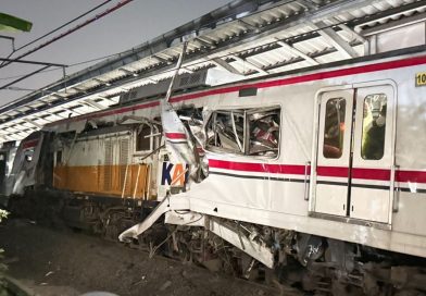 [BREAKING NEWS] Argo Bromo Anggrek Tabrakan dengan Commuter Line di Bekasi Timur