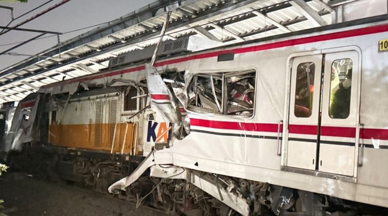 [BREAKING NEWS] Argo Bromo Anggrek Tabrakan dengan Commuter Line di Bekasi Timur