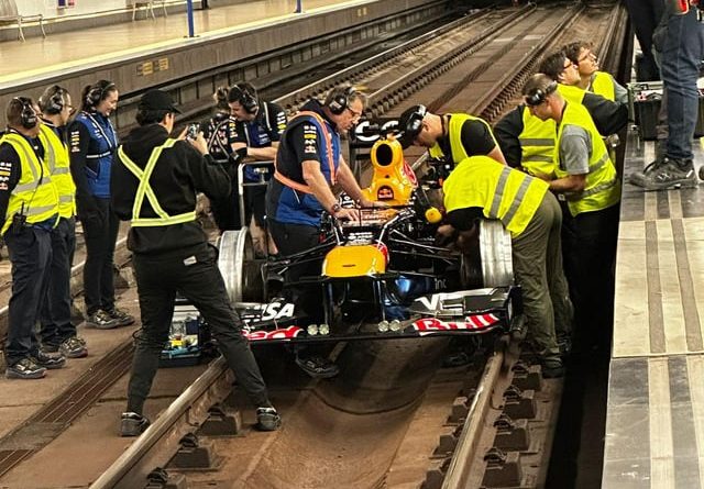 Mobil F1 Redbull Tertangkap Kamera Dijadikan “Lori Inspeksi”