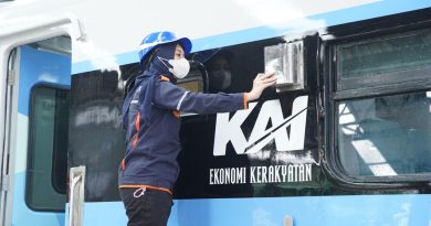 Kereta api Cikuray Menggunakan Kereta Ekonomi Kerakyatan dan Kereta Petani-Pedagang