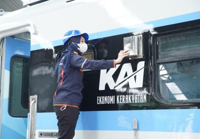Kereta api Cikuray Menggunakan Kereta Ekonomi Kerakyatan dan Kereta Petani-Pedagang