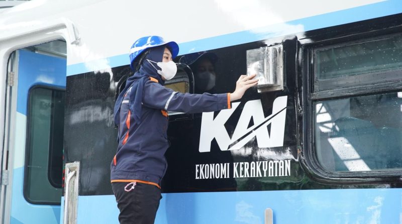 Kereta api Cikuray Menggunakan Kereta Ekonomi Kerakyatan dan Kereta Petani-Pedagang
