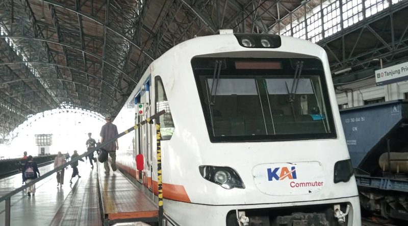 KAI Commuter Operasikan KRL EA203 di Lin Priok