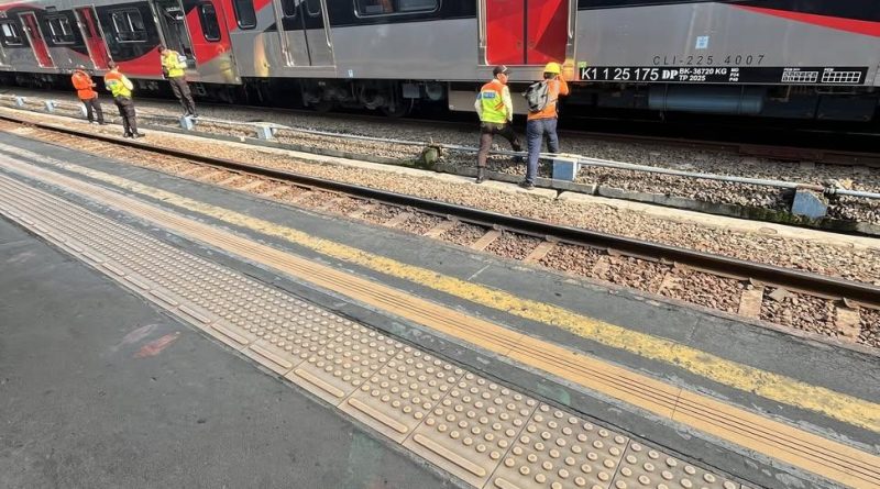 Rangkaian Commuter Line Anjlok di Jakarta Kota