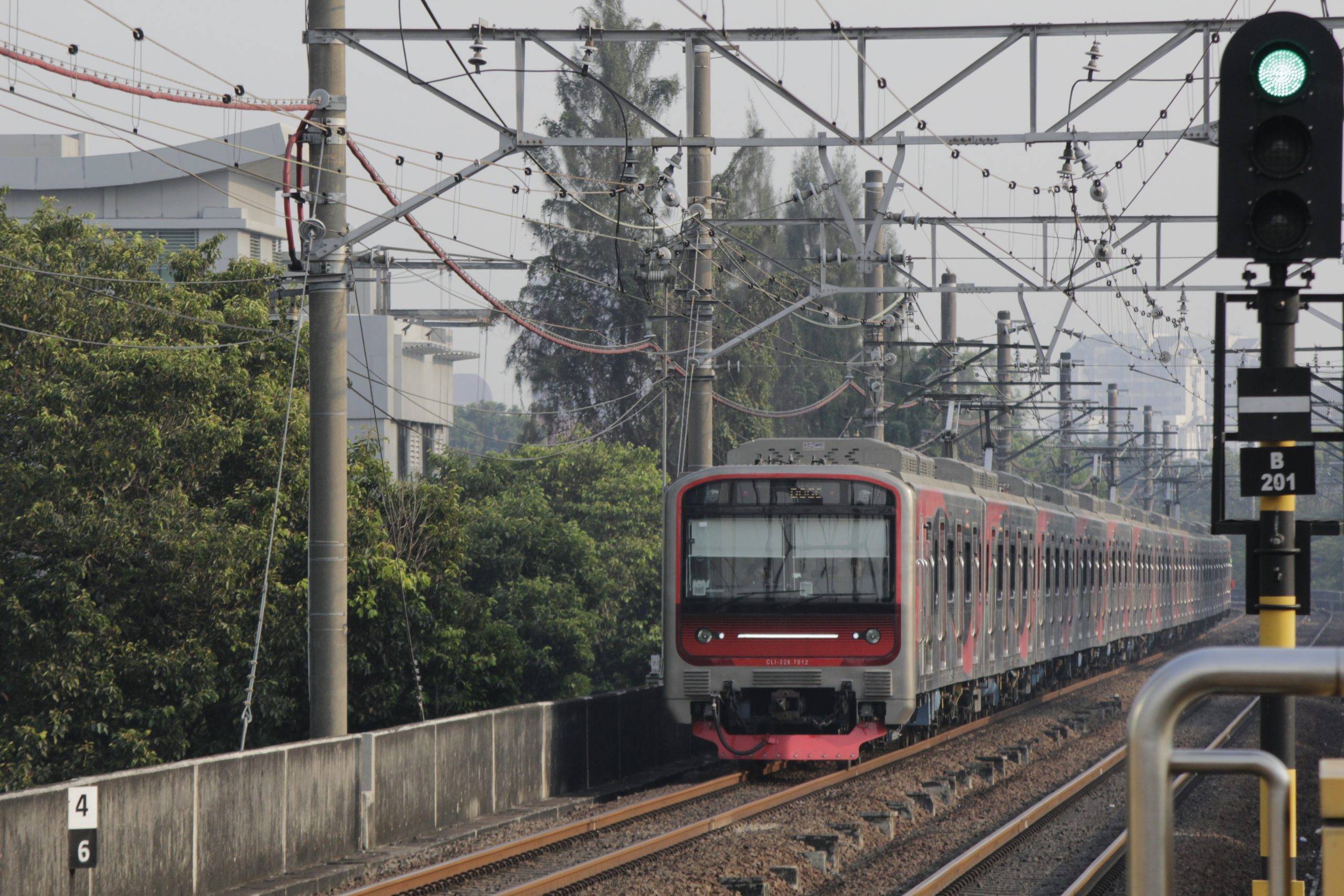 Trainset 7 CLI-225 saat akan masuk Stasiun Gondangdia | foto: Farrell Dzaudan/GM-MarKA