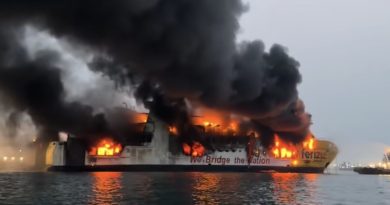 KMP Batumandi Terbakar, Beberapa Bus Beserta Puluhan Kendaraan Lain Ikut Terbakar