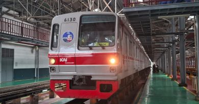 KRL Tokyo Metro seri 6000 Rangkaian 6130F Menggunakan Headmark Arigatou 6000 Series