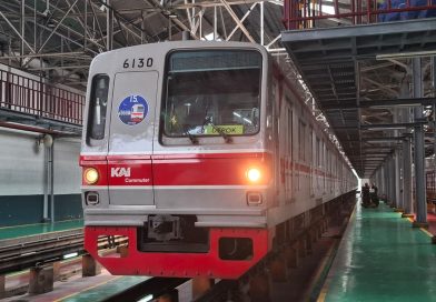 KRL Tokyo Metro seri 6000 Rangkaian 6130F Menggunakan Headmark Arigatou 6000 Series