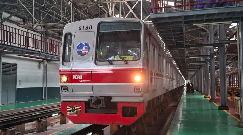 KRL Tokyo Metro seri 6000 Rangkaian 6130F Menggunakan Headmark Arigatou 6000 Series